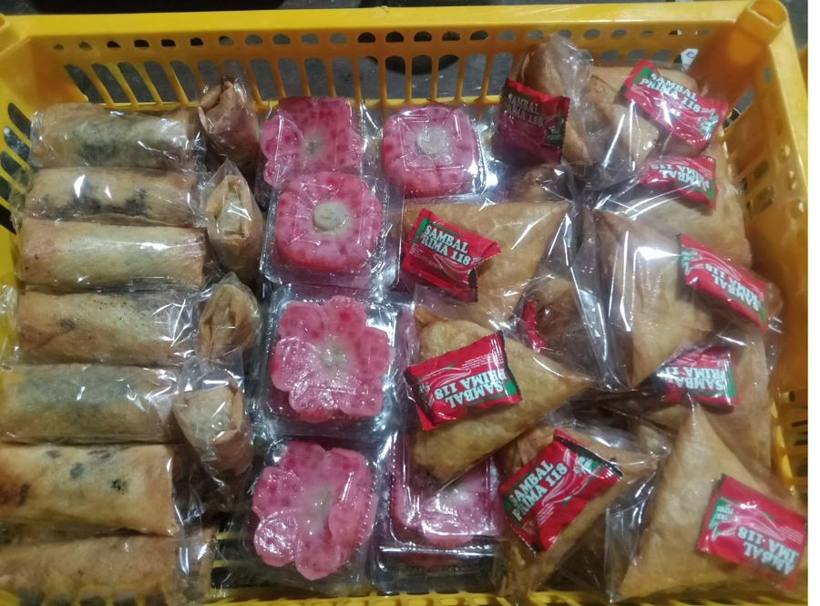 Aneka jajanan siap antar dalam satu keranjang — lumpia, mendut mutiara, dan lumpia segitiga, lengkap dengan sambal sachet.