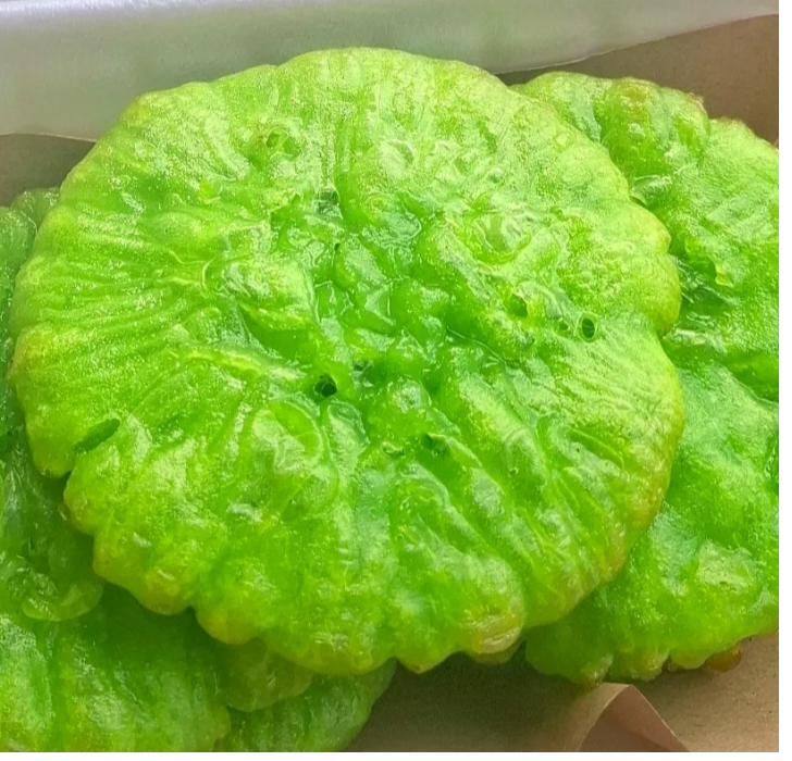 Jajanan pandan renyah, salah satu varian aneka jajanan.