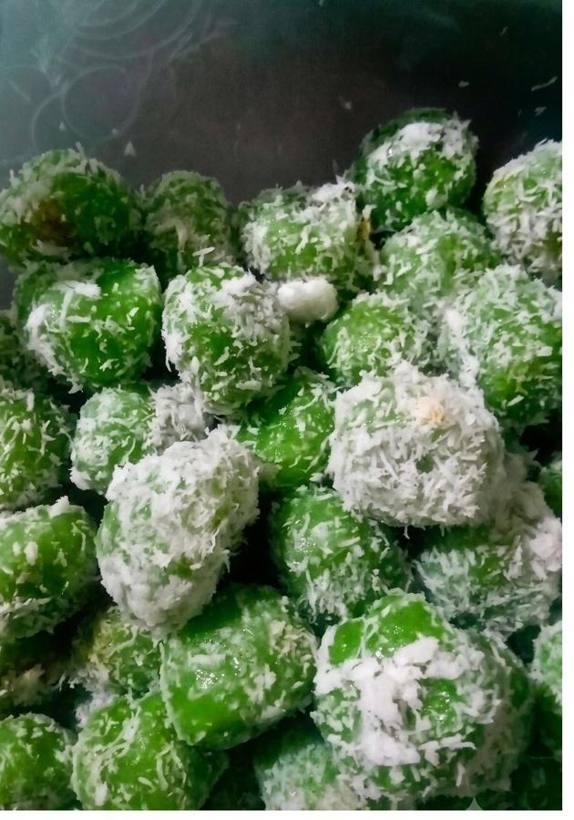 Klepon hijau berbalut kelapa parut segar, baru diangkat dari kukusan.
