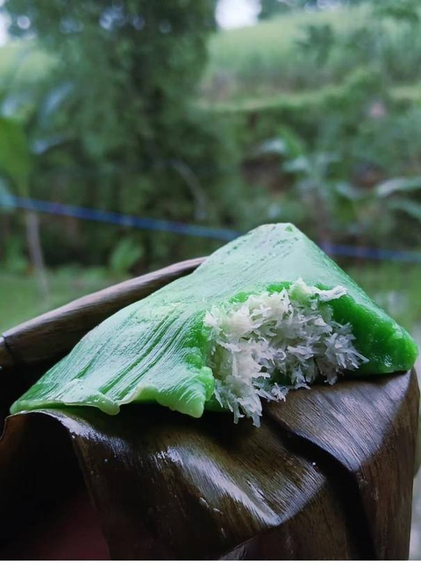 Mendut ketan pandan Kedai Ulfa dibuka di atas daun pisang