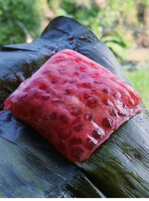 Mendut ketan merah, mengilap dan lembut.