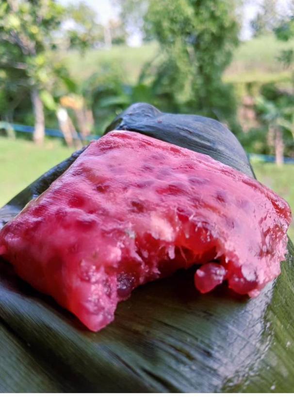 Mendut ketan merah — teksturnya terlihat begitu digigit.