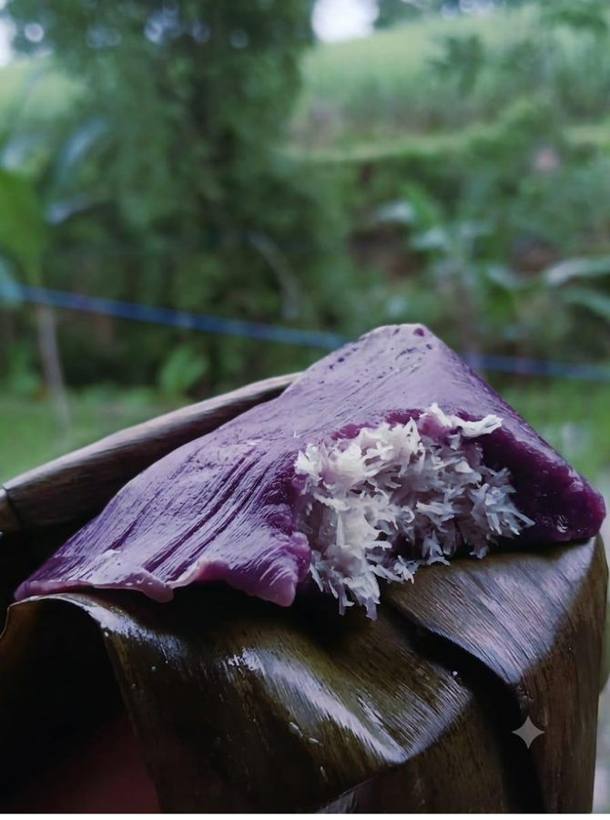 Mendut ketan ubi ungu dengan isian kelapa parut.