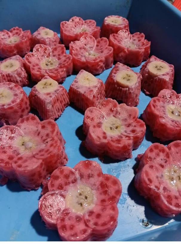 Mendut mutiara dicetak bentuk bunga, potongan pisang di tengah.