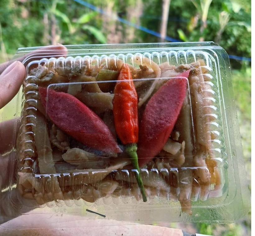 Mie gedek dalam mika, disajikan dengan cabai rawit.