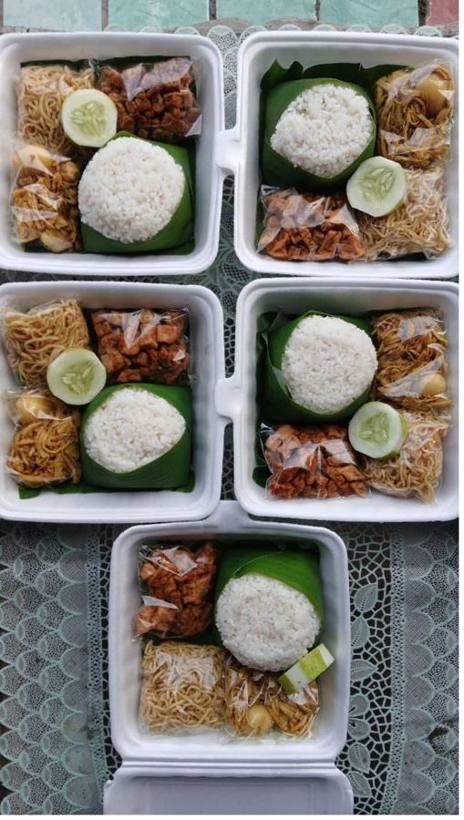 Nasi kotak tradisional Kedai Ulfa beralas daun pisang, lengkap dengan mie, tempe, dan lauk
