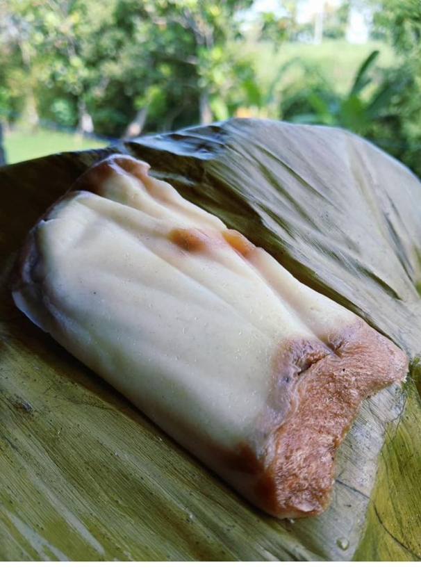 Nogosari lembut isi pisang, dibungkus daun pisang.