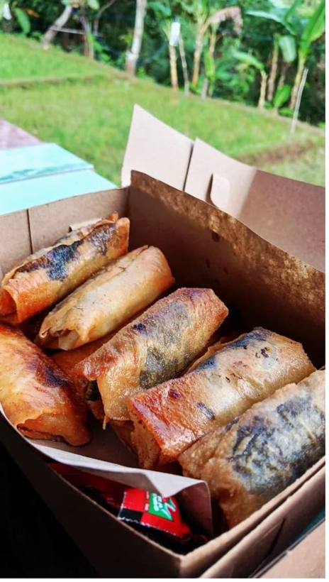 Piscok gulung digoreng garing, siap antar.
