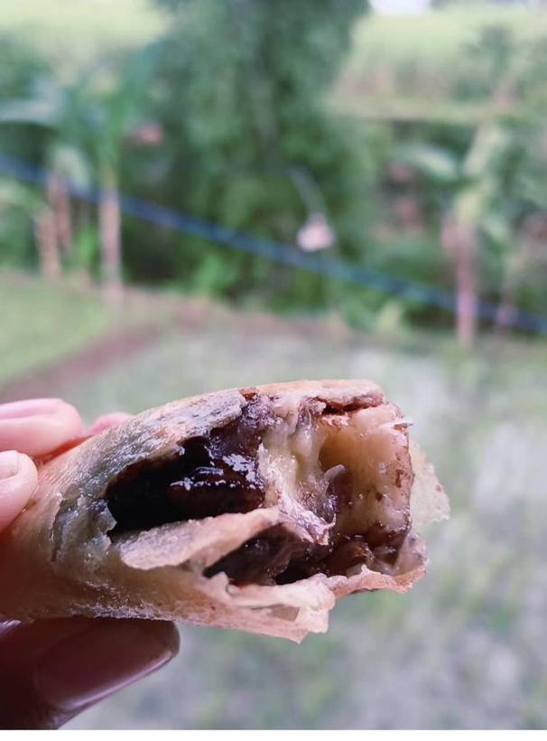 Piscok dibelah: pisang dan cokelat masih meleleh.